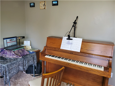 A piano in a room

Description automatically generated with medium confidence